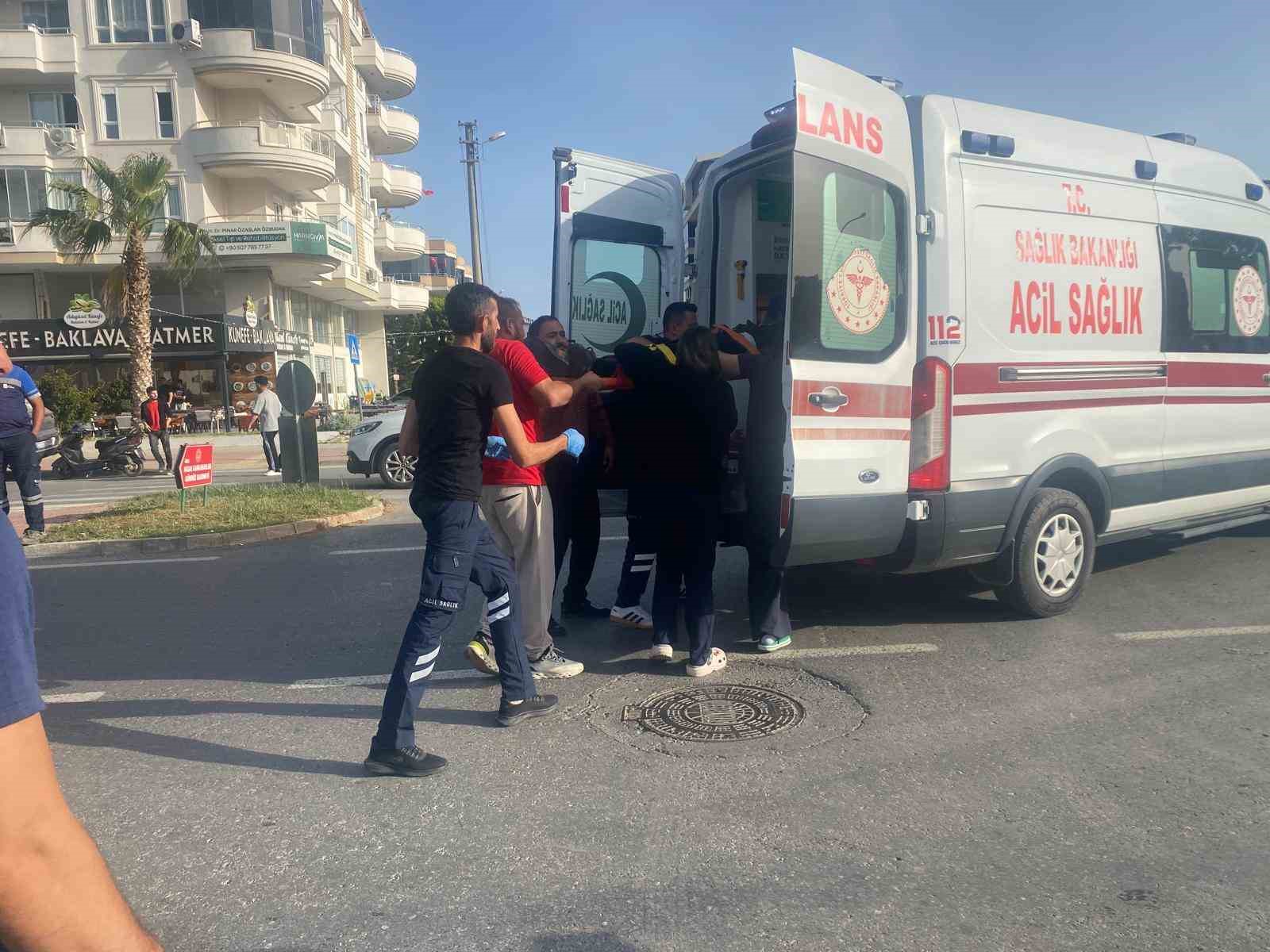 Kamyonetle &ccedil;arpışan motosikletli ağır yaralandı
