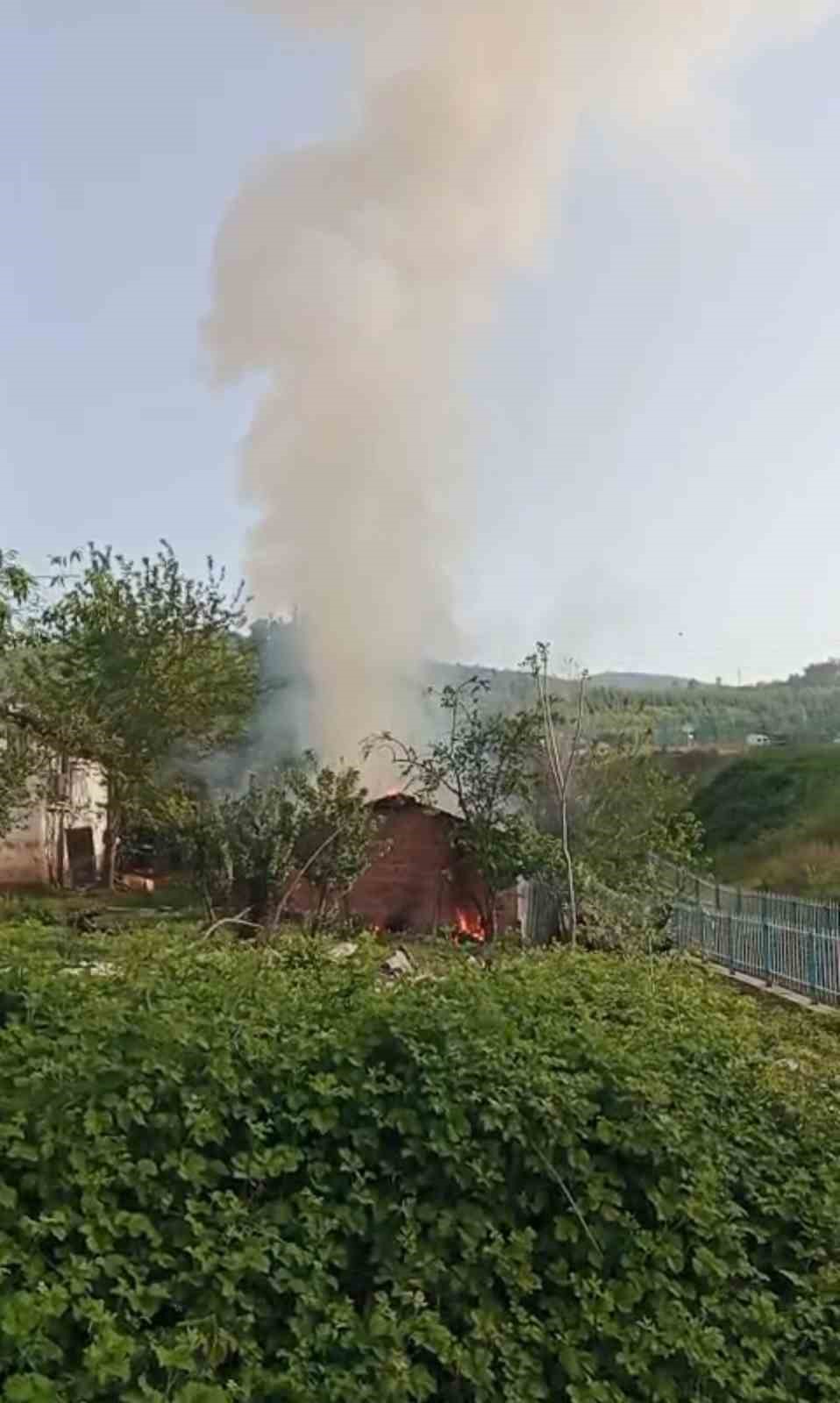 Kocaeli&rsquo;de tek katlı ev alevlere teslim oldu
