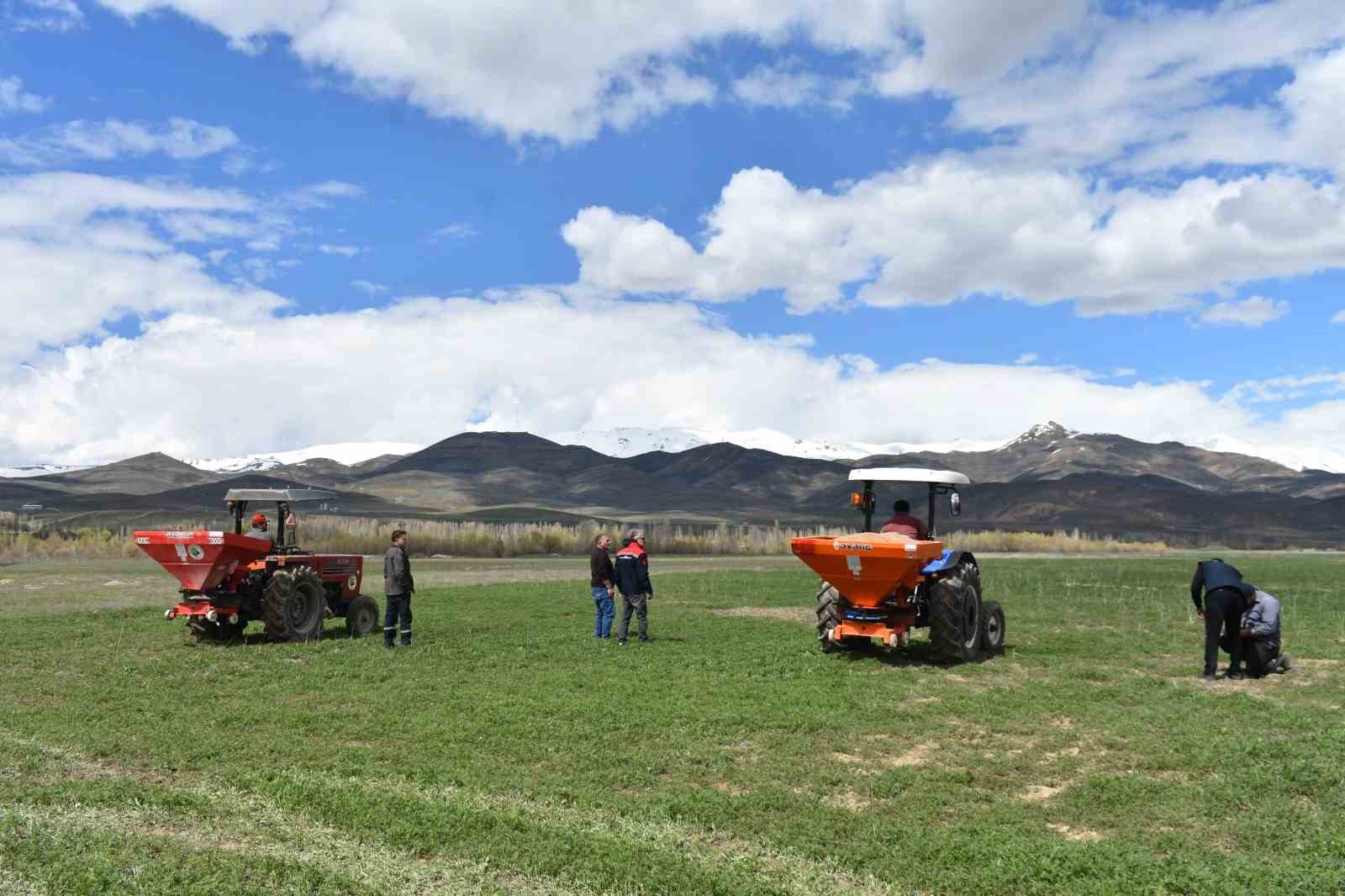 200 dekar suni merada üst gübreleme tamamlandı
