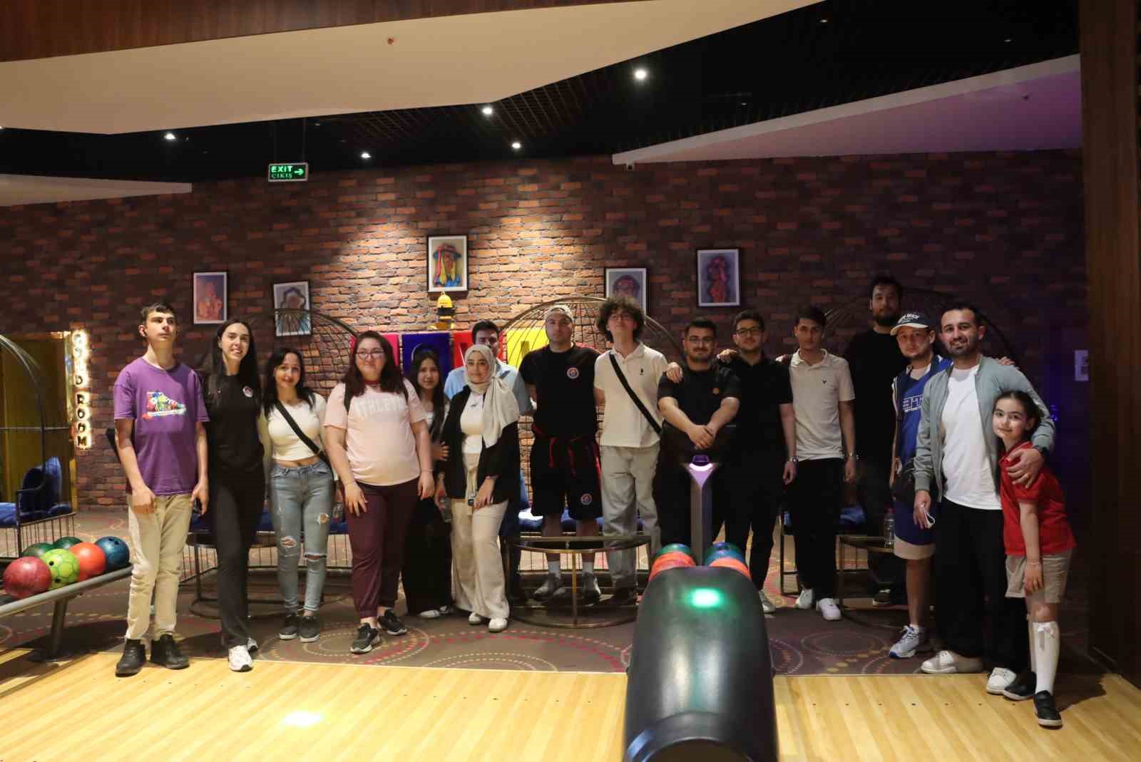 Maltepeli gen&ccedil;ler bowling turnuvasıyla eğlendi

