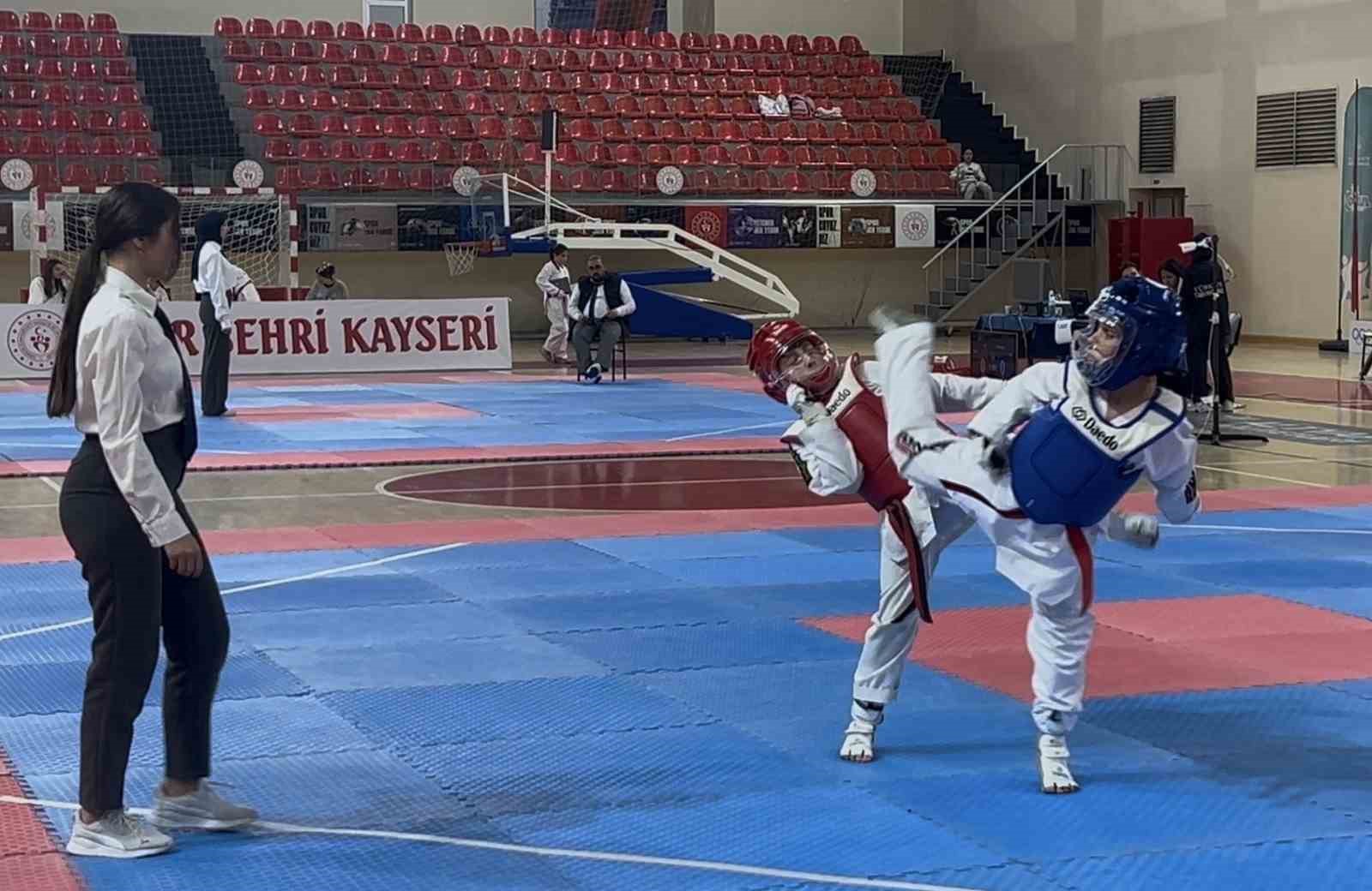Minikler Taekwondo İl M&uuml;sabakaları yapıldı
