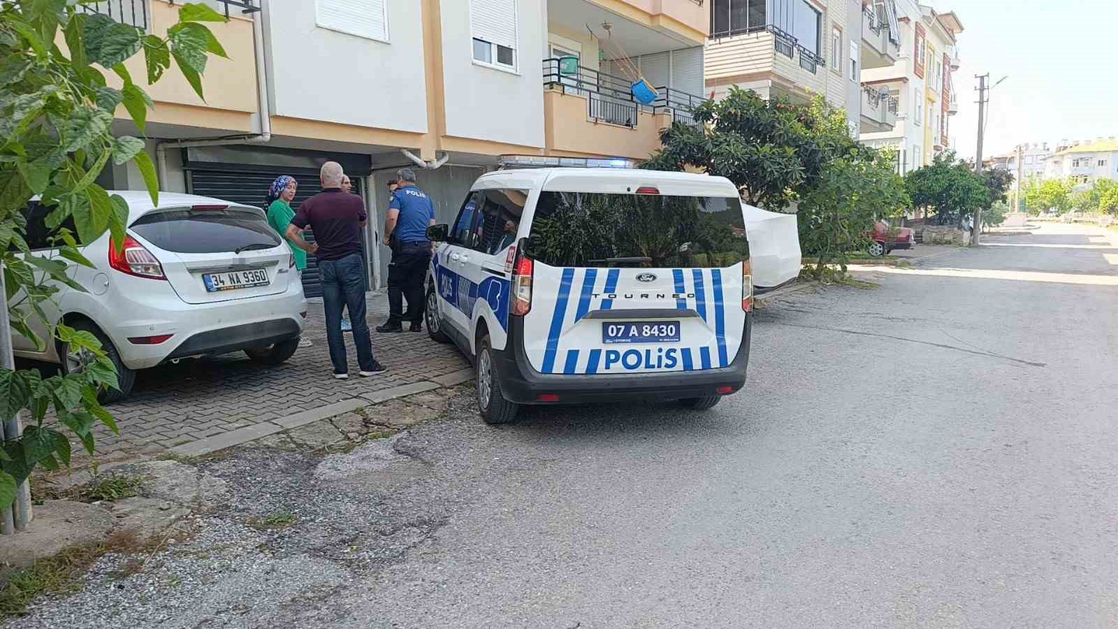 Hırsızlık ihbarına giden polis, &ouml;zel garajda 5 aylık bebekle annesini buldu
