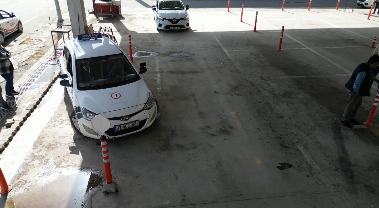 Ehliyet alabilmek i&ccedil;in t&uuml;m h&uuml;nerlerini sergilediler
