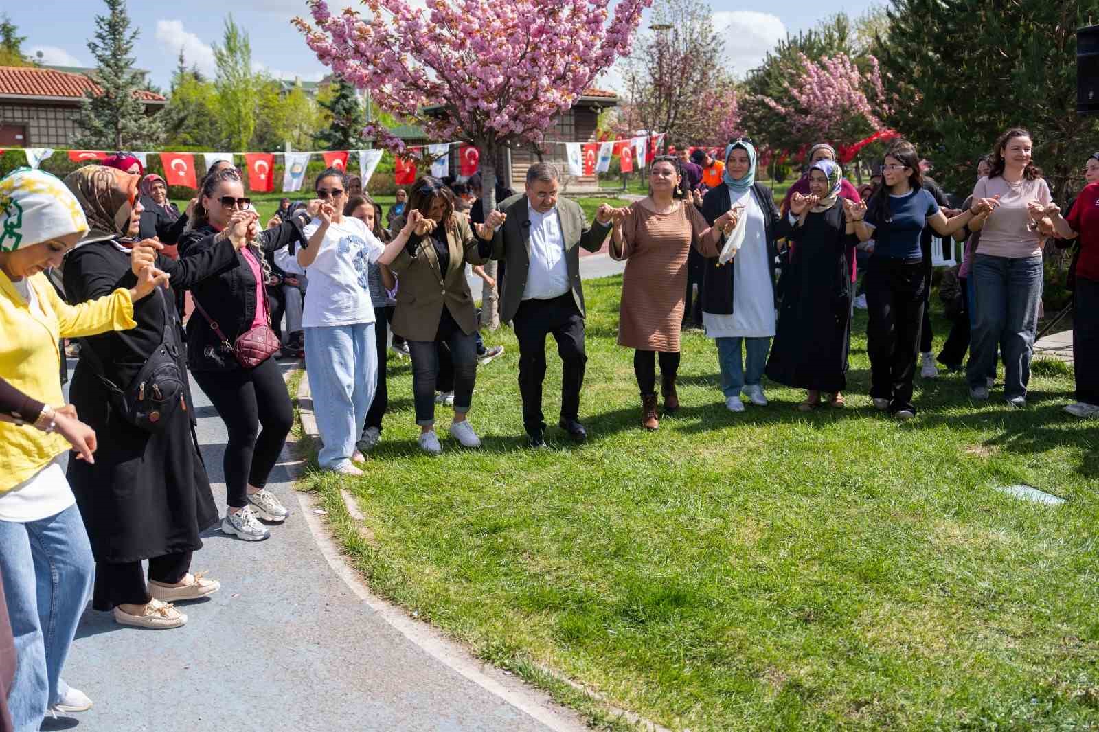 Anneler, g&uuml;nlerinde doyasıya eğlendi
