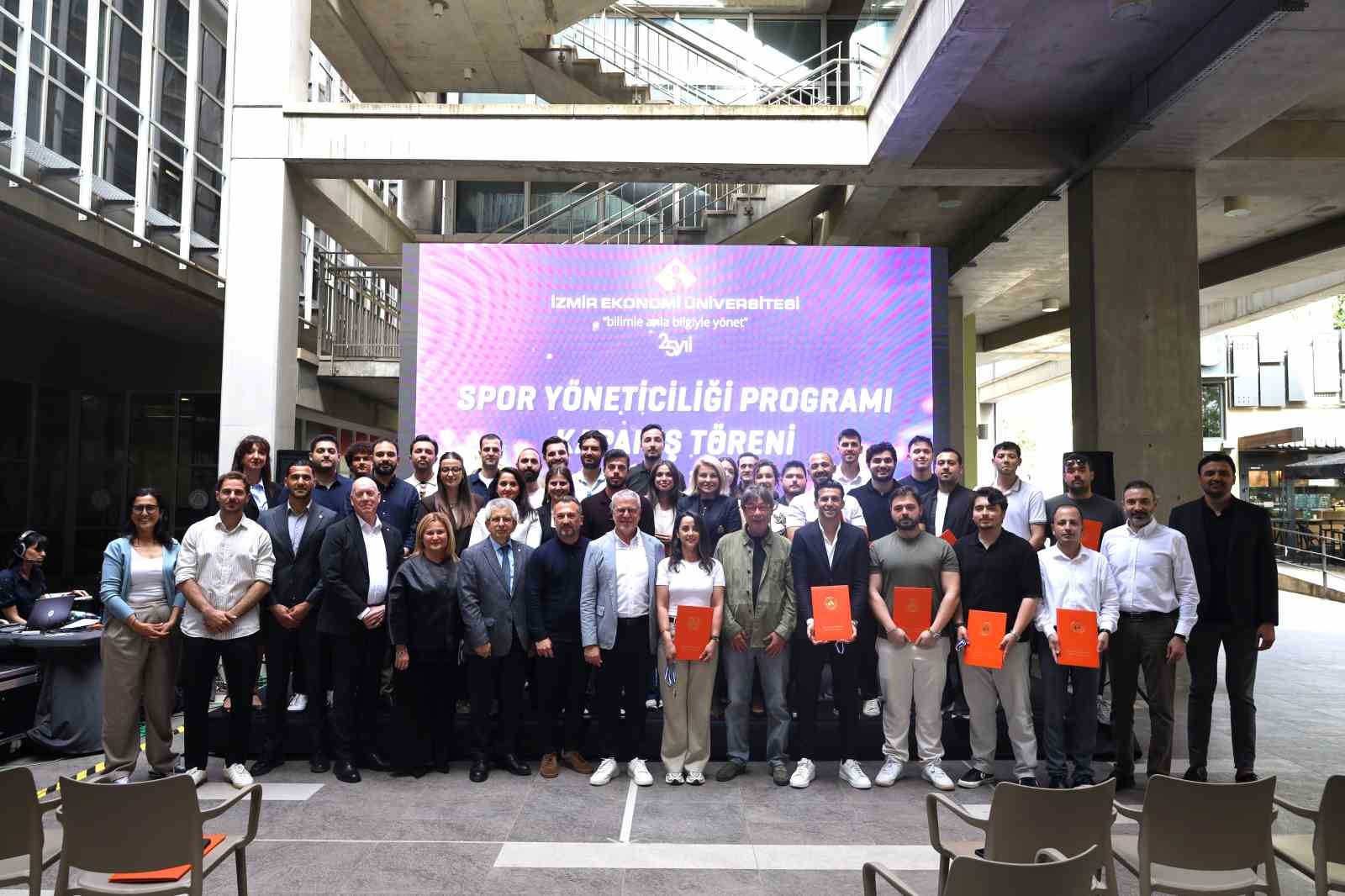 İE&Uuml; Spor Y&ouml;neticiliği Programı ilk mezunlarını verdi
