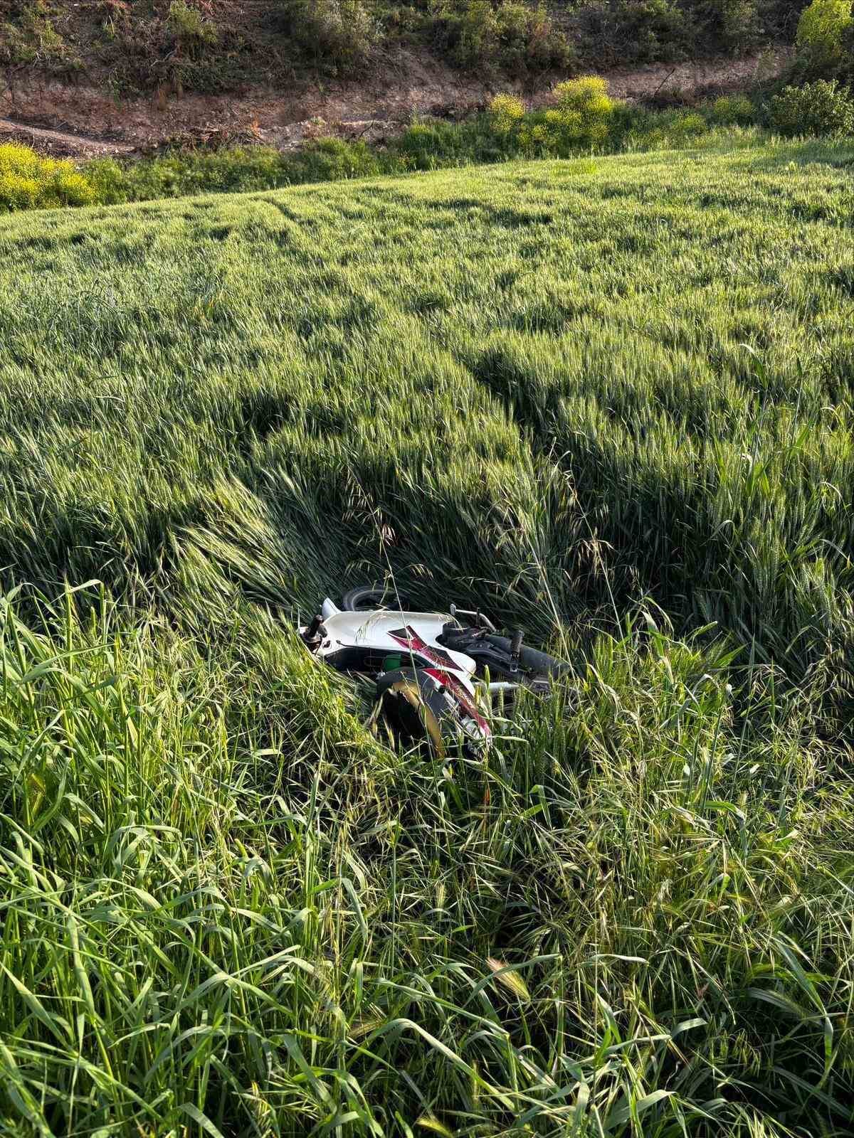 Direksiyon hakimiyetini kaybeden motosiklet s&uuml;r&uuml;c&uuml;s&uuml; tarlaya u&ccedil;tu: 2 yaralı
