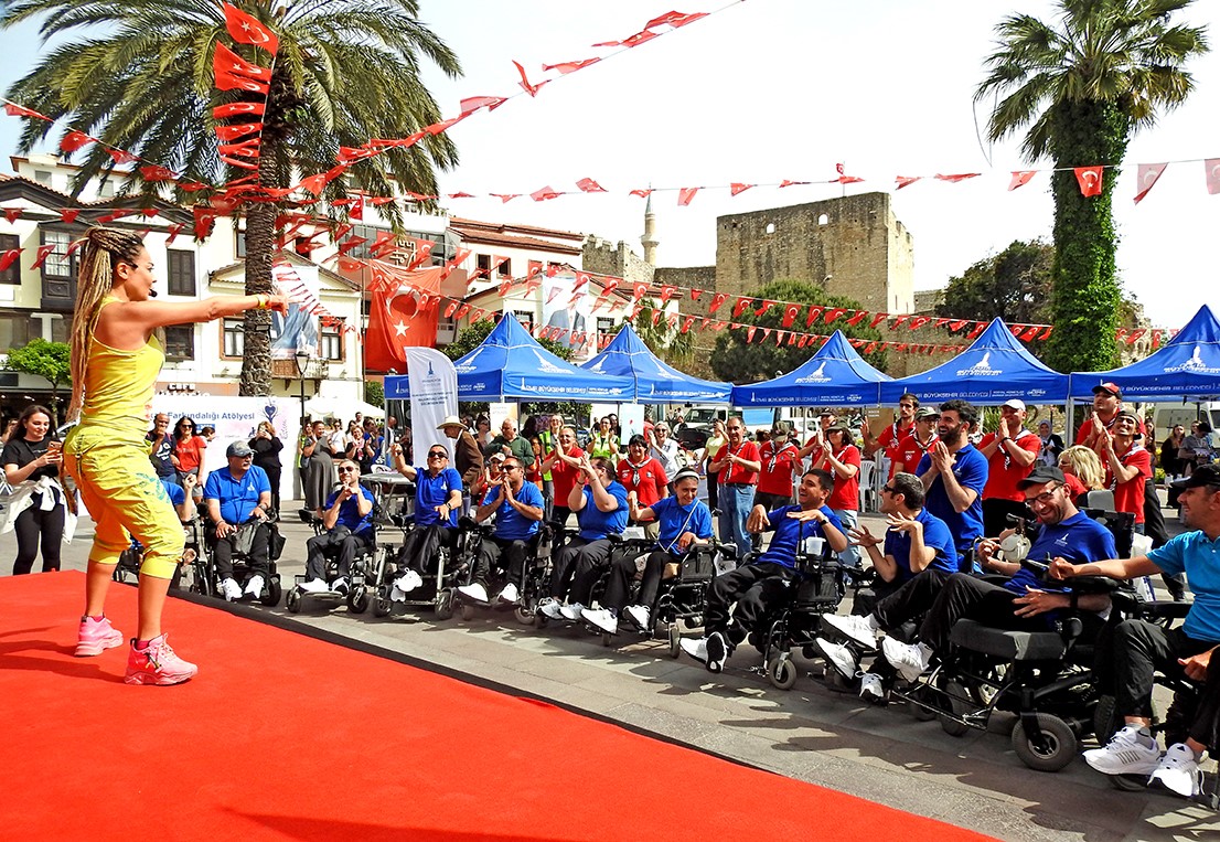 &Ccedil;eşme&rsquo;de engelleri aşan renkli buluşma
