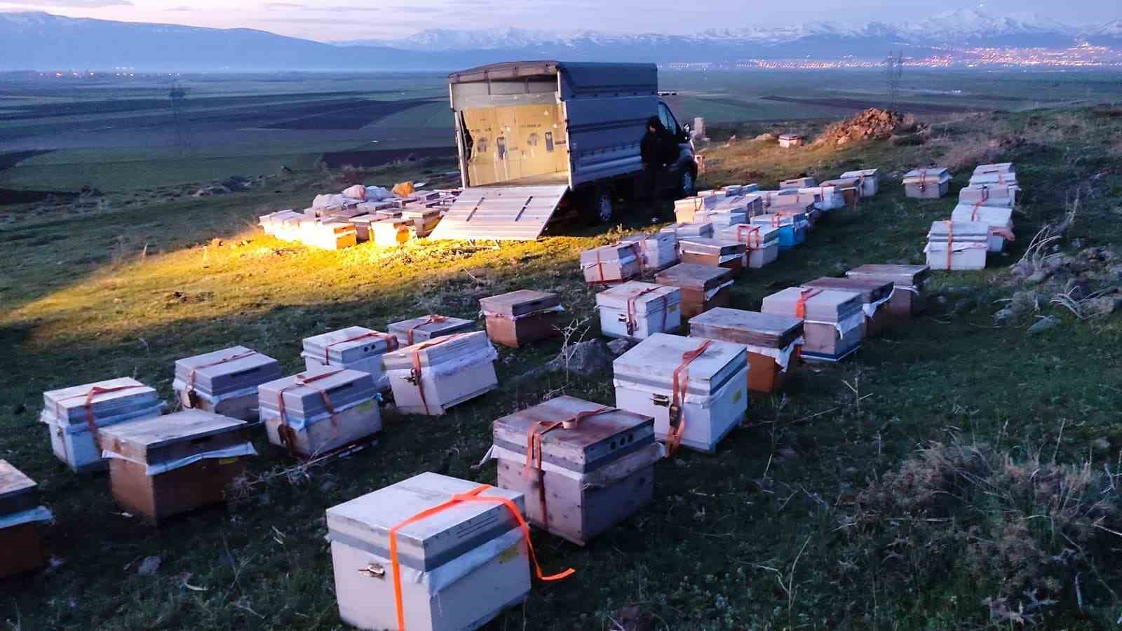 Karadeniz&rsquo;in gezgin arıcıları yeni sezon i&ccedil;in Doğu Anadolu&rsquo;nun dağlarını mesken tuttu
