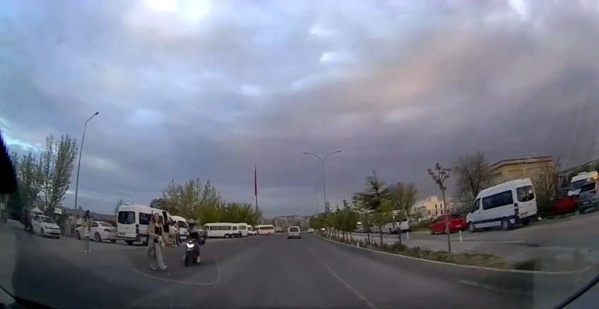 Aracın altında kalmaktan şans eseri kurtuldu
