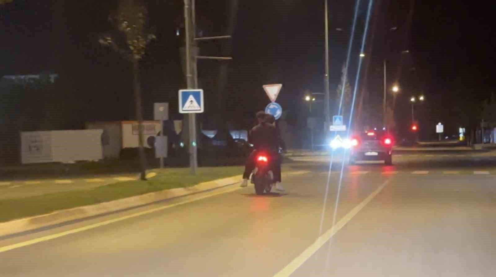Plaka yok, kask yok: 3 kişi tek motosiklete bindi &ouml;n kaldırıp şov yaptı
