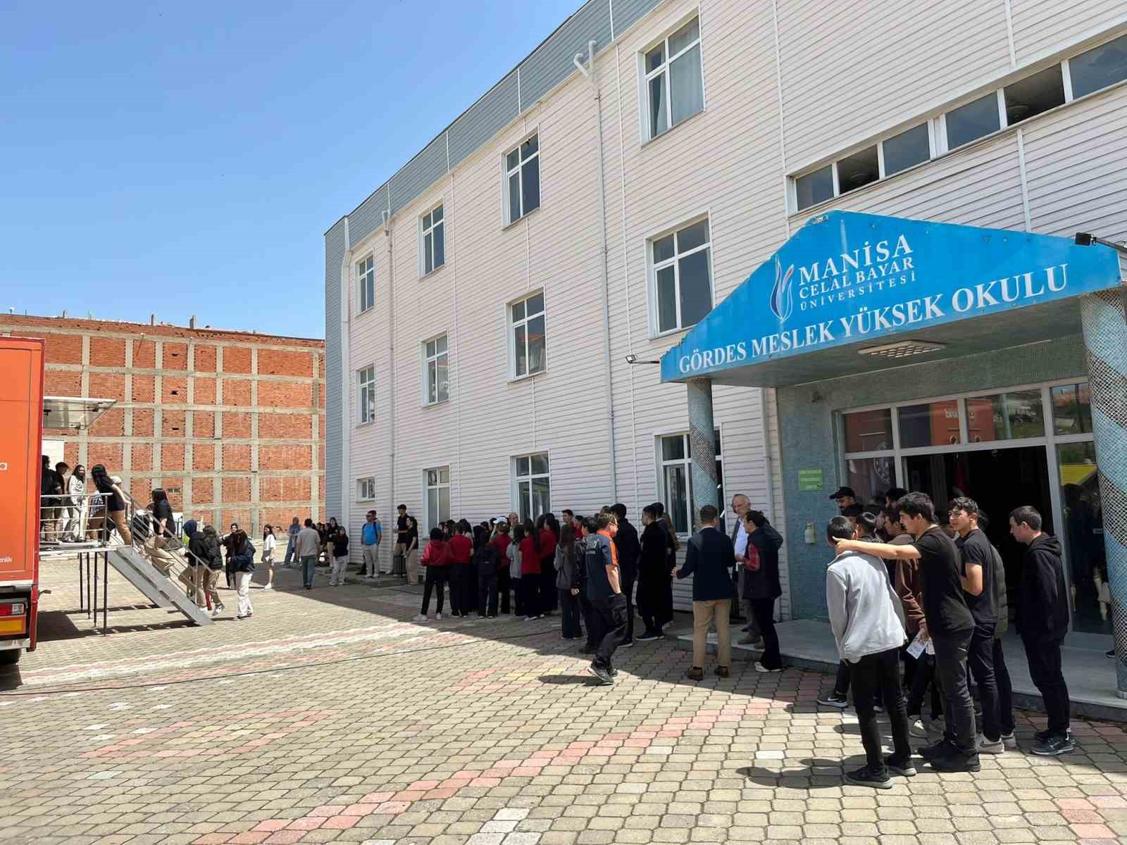 Manisalı &ouml;ğrenciler depremi yaşadı
