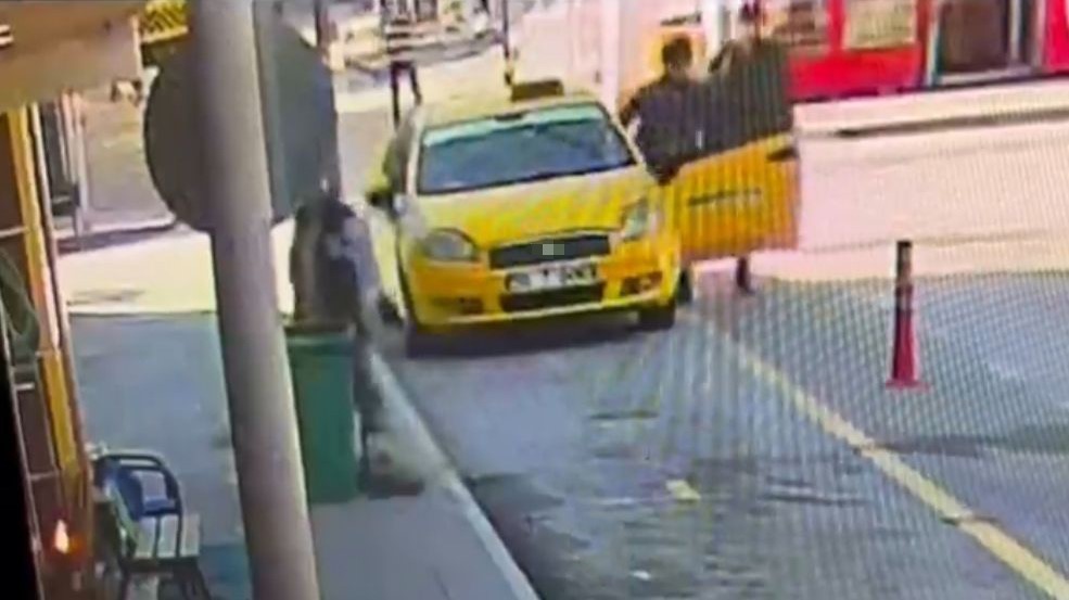 Kontak anahtarı üzerinde bırakılan taksiyi alıp kaçmaya çalıştı, köşeyi dönemeden yakalandı