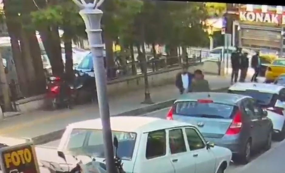 Kontak anahtarı &uuml;zerinde bırakılan taksiyi alıp ka&ccedil;maya &ccedil;alıştı, k&ouml;şeyi d&ouml;nemeden yakalandı

