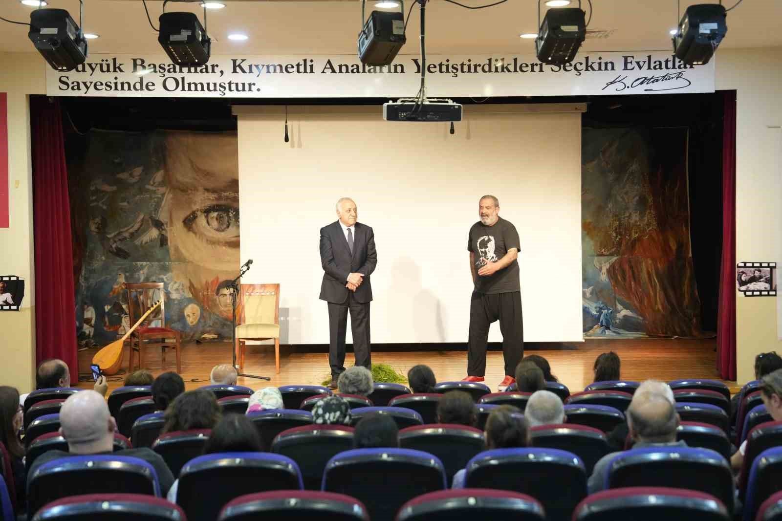 Kartal&rsquo;da tiyatro r&uuml;zgarı: Kavuklu Hamlet ve Derviş Kartallılarla buluştu
