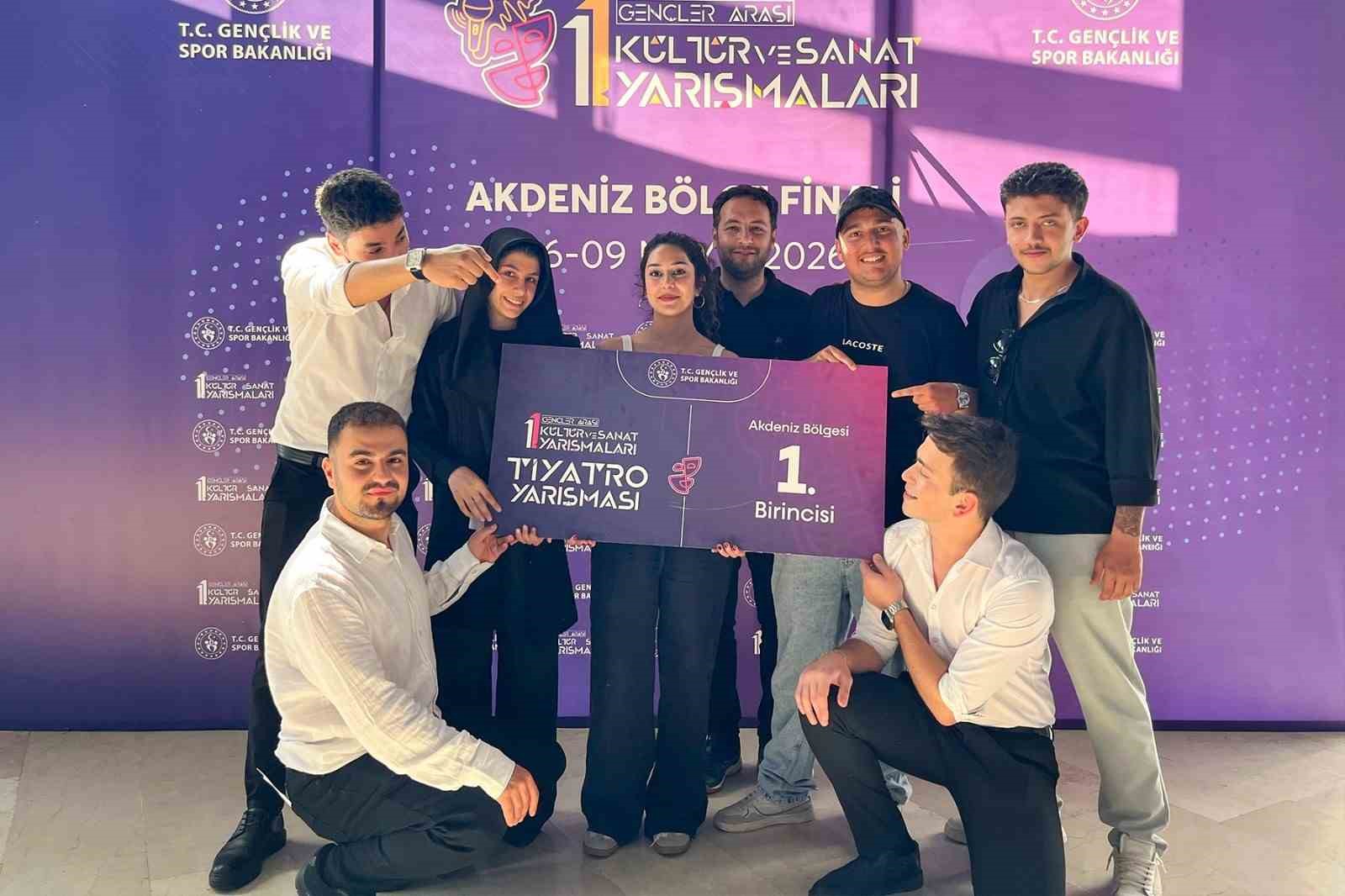 ALK&Uuml;&rsquo;l&uuml; gen&ccedil; tiyatrocular b&ouml;lge finallerinde şampiyon olup yarı finale y&uuml;kseldi
