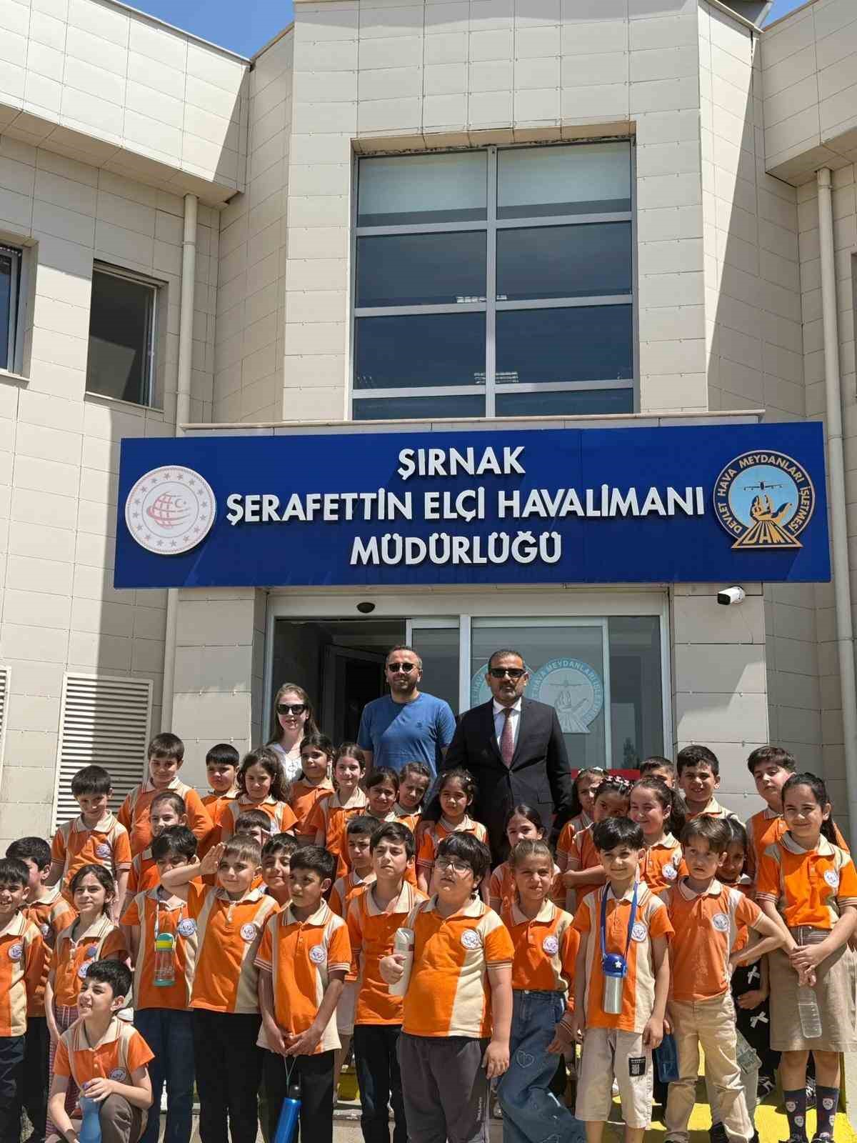 Cizre&rsquo;de minik &ouml;ğrenciler hem havalimanı gezdi hem u&ccedil;ağı yakından g&ouml;rd&uuml;
