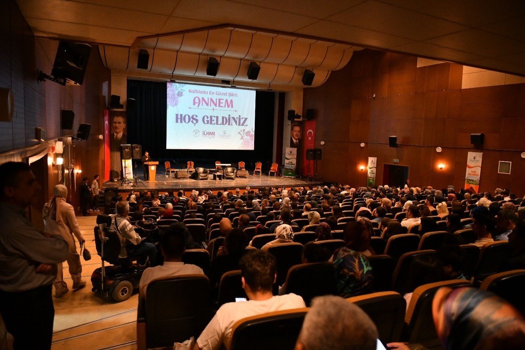 "Kalbimin En G&uuml;zel Şiiri: Annem" yarışmasının &ouml;d&uuml;l t&ouml;reninde duygu dolu anlar yaşandı
