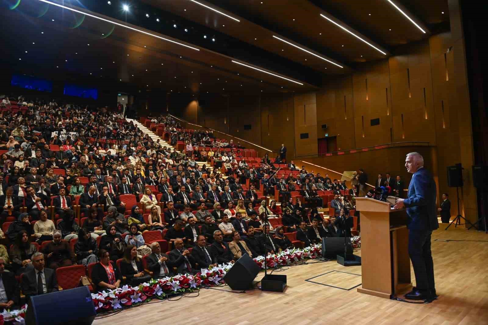 Bakan Ersoy: "Türkçe, uçsuz bucaksız Türkistan topraklarından Anadolu’ya uzanan bir medeniyet yürüyüşünün sesidir"