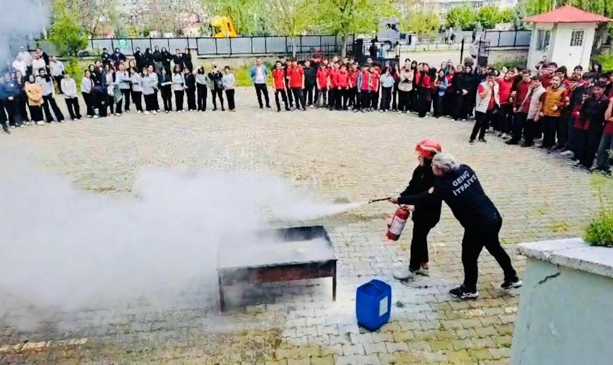 Bing&ouml;l&rsquo;de okullarda yangın ve tahliye uygulamaları yapıldı
