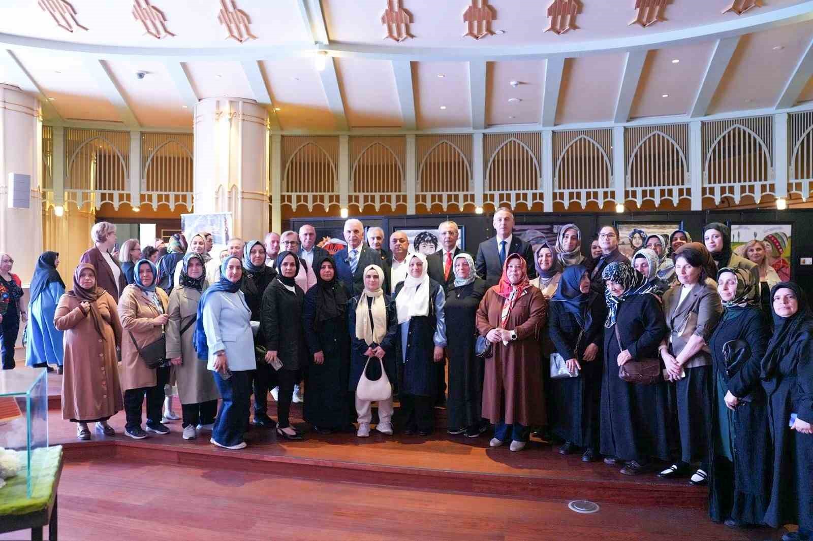 "Y&uuml;nden Y&uuml;rek" Ke&ccedil;e İşleme Sergisi Taksim&rsquo;de sanatseverlerle buluştu
