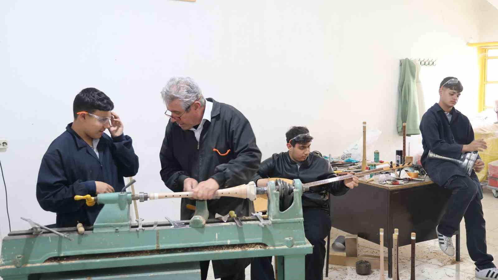 Abdal geleneğini yaşatan &ouml;ğrenciler, &ccedil;aldıkları enstr&uuml;manları yapmayı da &ouml;ğreniyor
