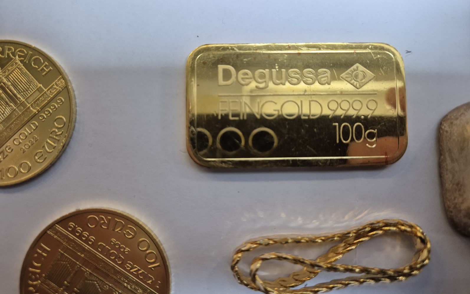 113 bin euro değerinde kaçak altın, komşuya takıldı