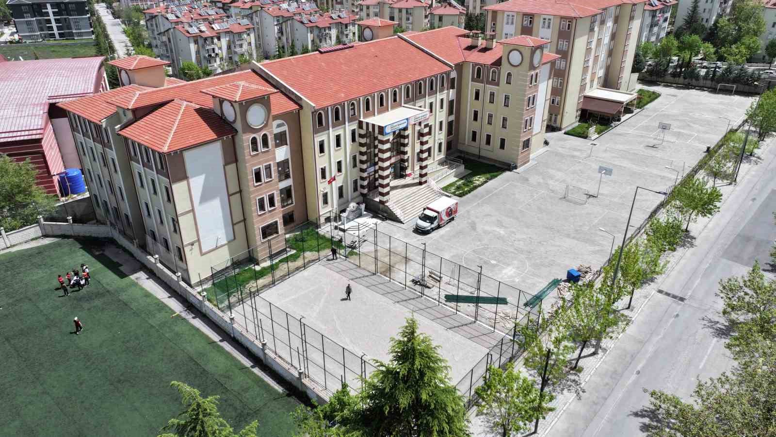 Isparta Belediyesi, 3 okula halı saha ve 1 okula kapalı spor salonu kazandırıyor