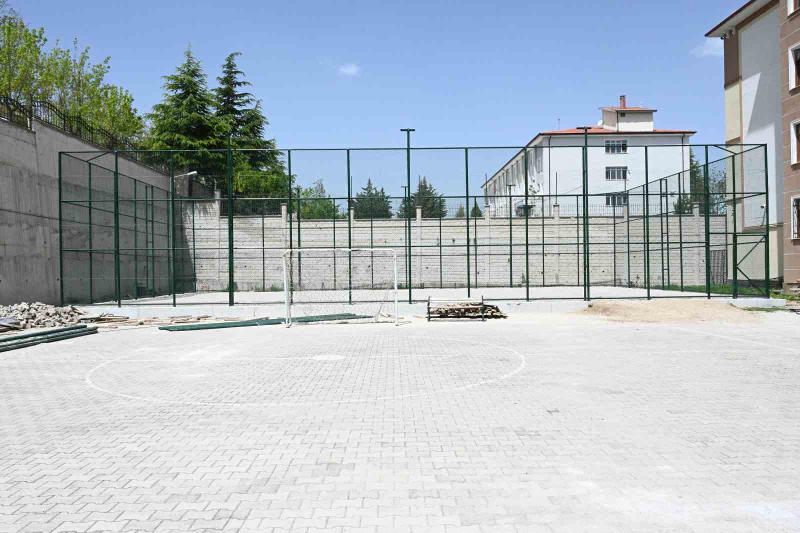 Isparta Belediyesi, 3 okula halı saha ve 1 okula kapalı spor salonu kazandırıyor
