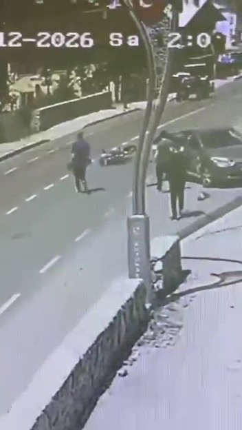 Otomobille &ccedil;arpışan motosikletlinin kaza anı kameraya yansıdı

