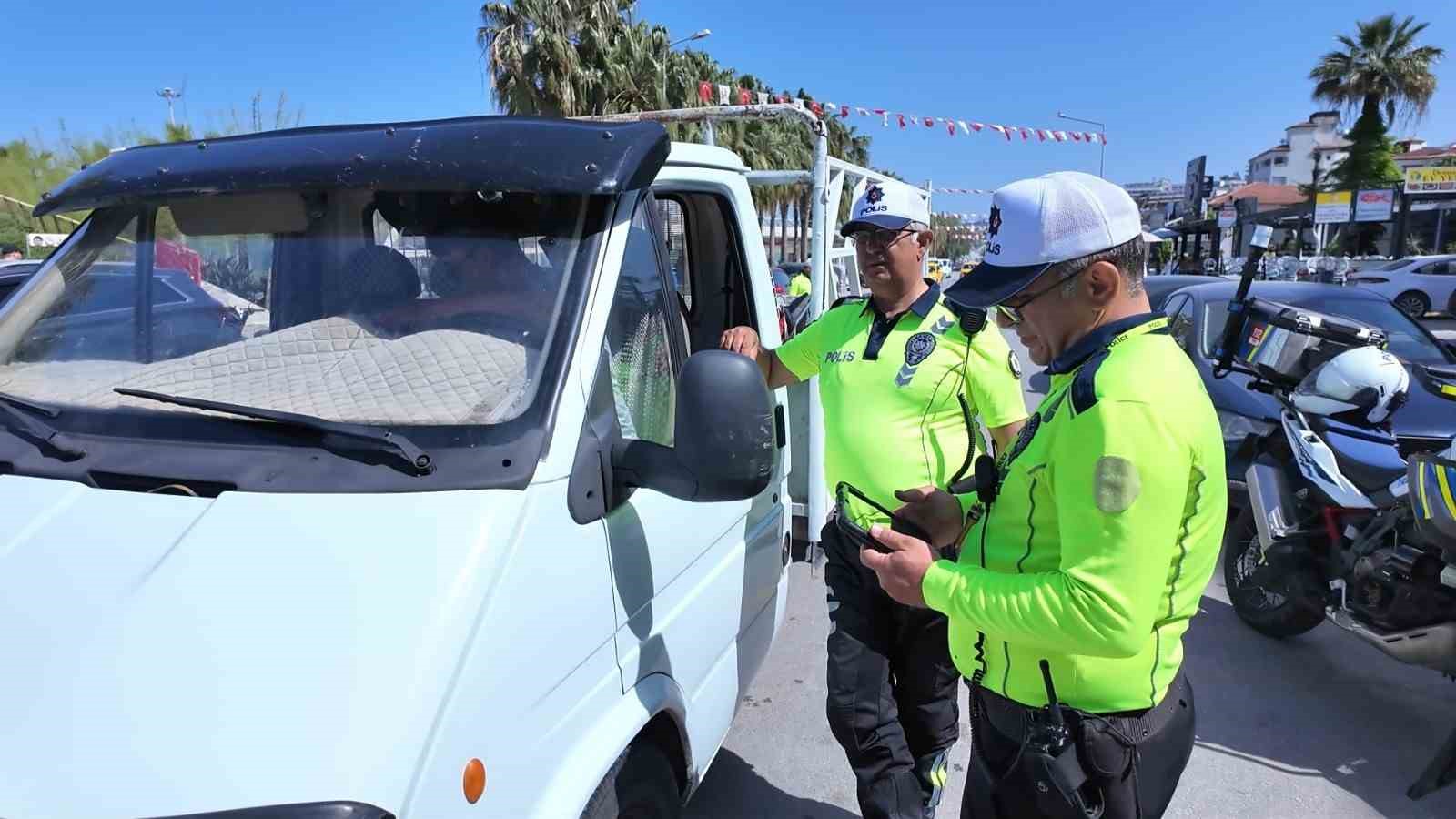 Kuşadası’nda Kurban Bayramı öncesi havadan trafik denetimleri sıkılaştırıldı