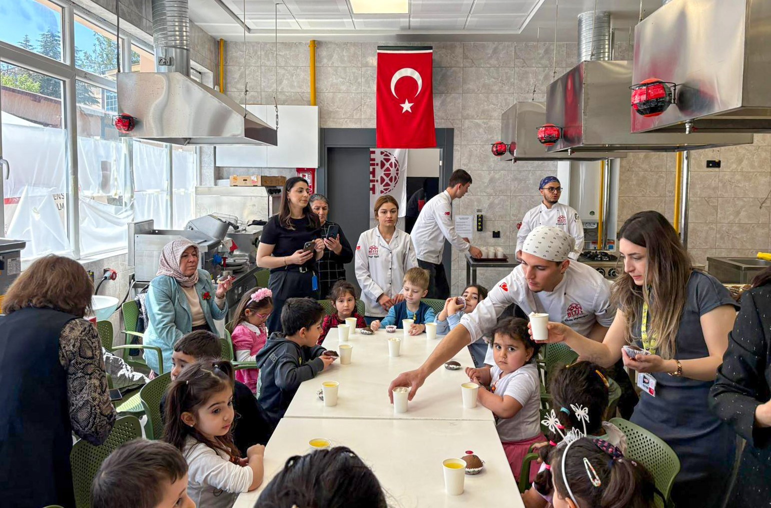 Anneanneler, babaanneler torunlarıyla birlikte kek yaptı
