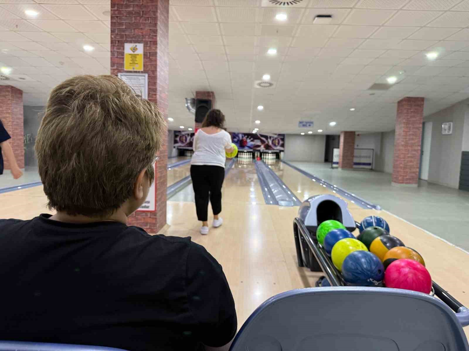 &Ccedil;orum&rsquo;da anneler bowling etkinliğinde buluşturdu
