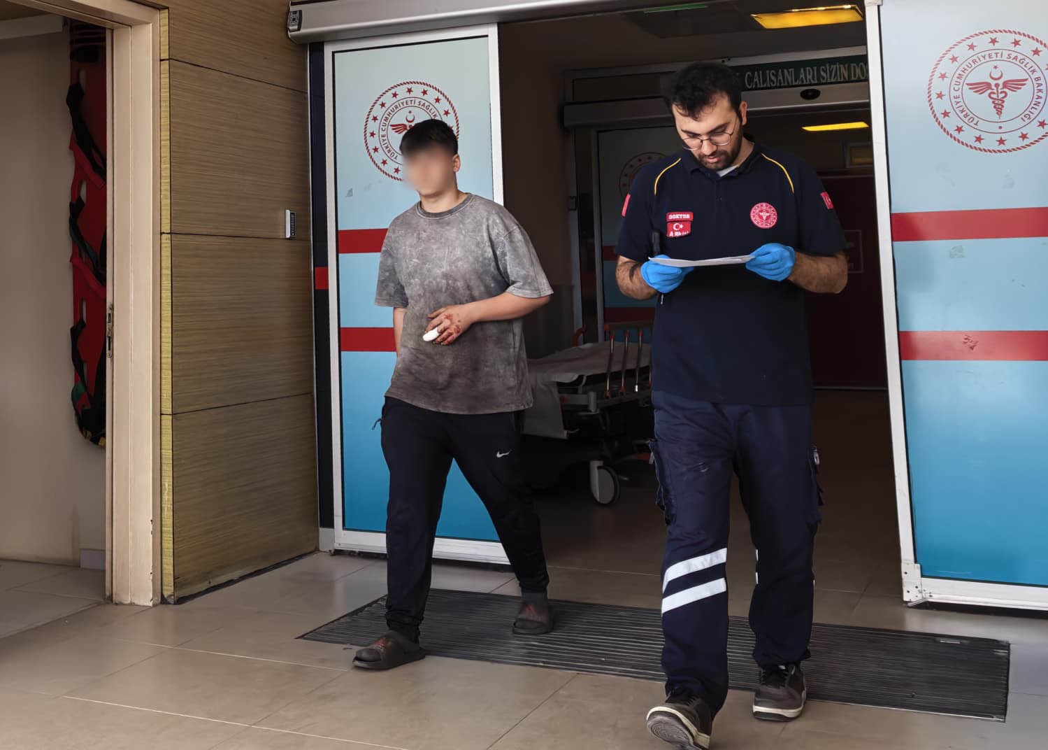 16 yaşındaki gencin parmağı koptu
