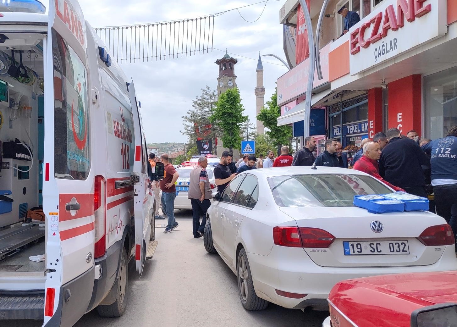 Caddede karşılaştığı husumetlisini bıçakladı