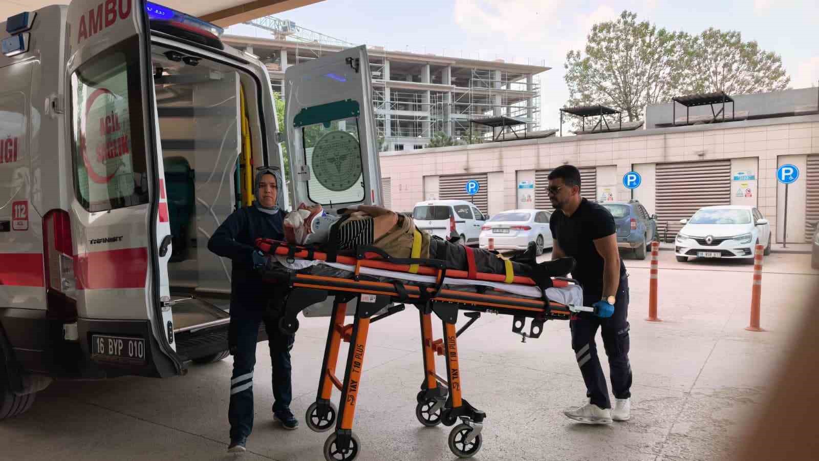 Servis aracının &ccedil;arptığı yaşlı adam yaralandı
