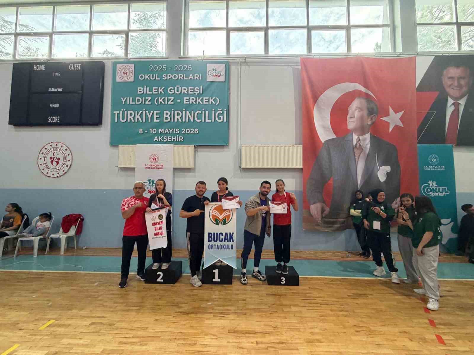 &Ccedil;ifte şampiyon Sudenaz&rsquo;dan Manisa&rsquo;ya gurur
