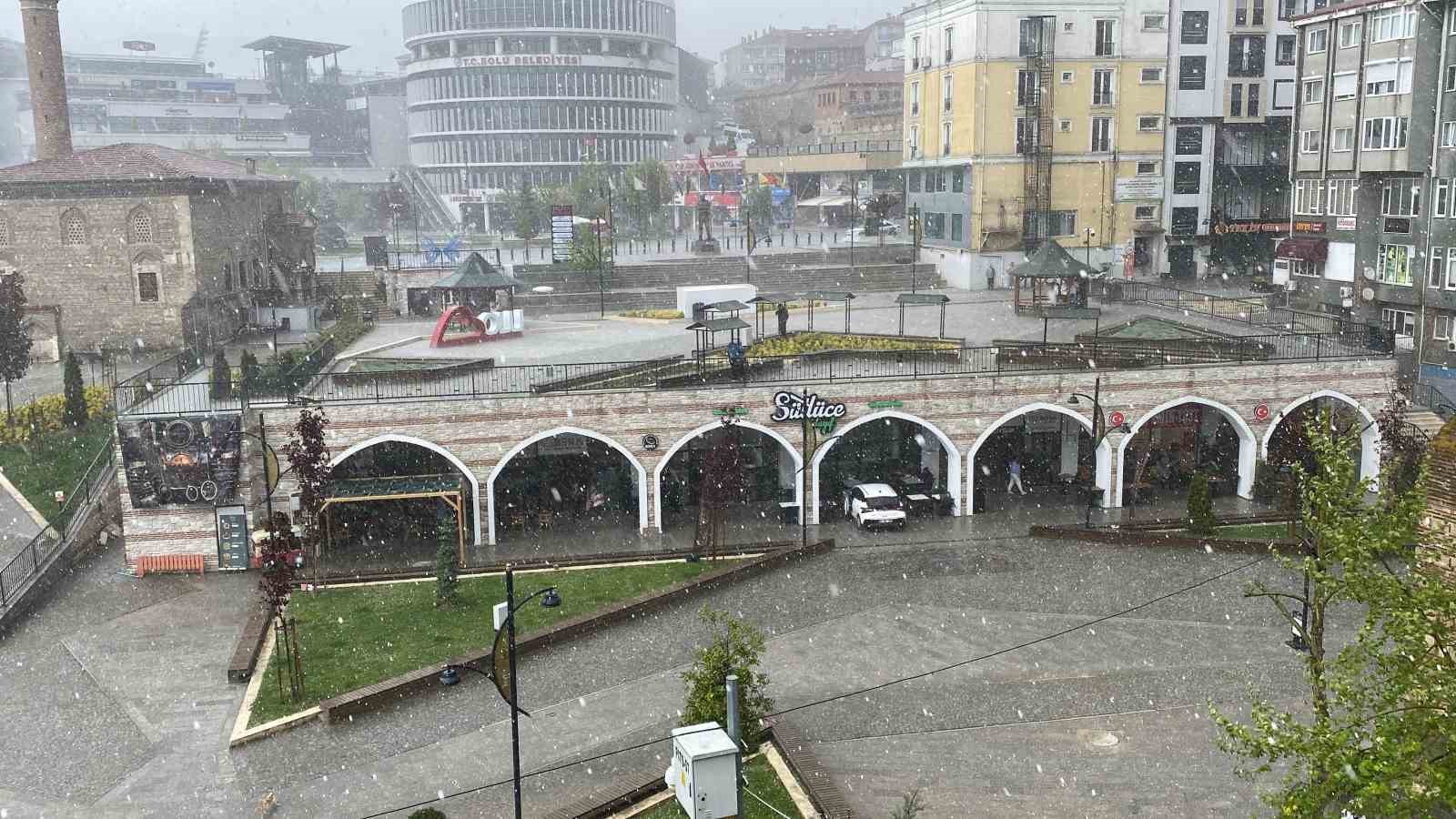 Şiddetli dolu etrafı beyaza bürüdü: Alt geçitler suyla doldu