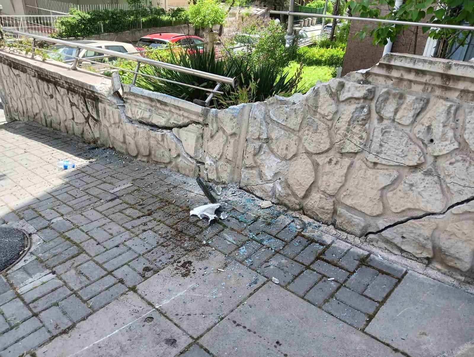 Ankara’da özel halk otobüsü apartmanın bahçe duvarına çarptı