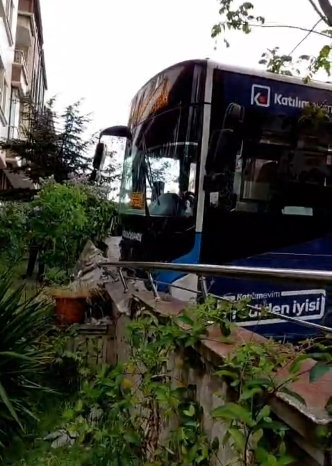Ankara&rsquo;da &ouml;zel halk otob&uuml;s&uuml; apartmanın bah&ccedil;e duvarına &ccedil;arptı

