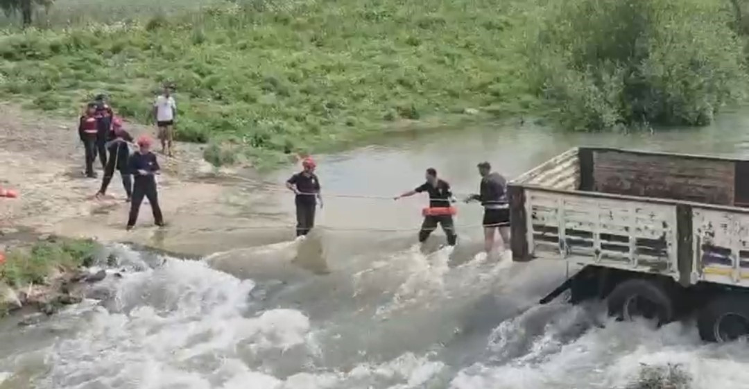 Adana’da Karaçay Nehri’nde mahsur kalan kamyondaki 2 kişi kurtarıldı