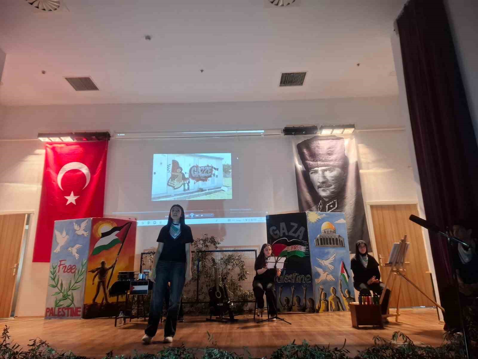 Lise öğrencileri "Filistin’in gözyaşları"nı sahneye taşıdı