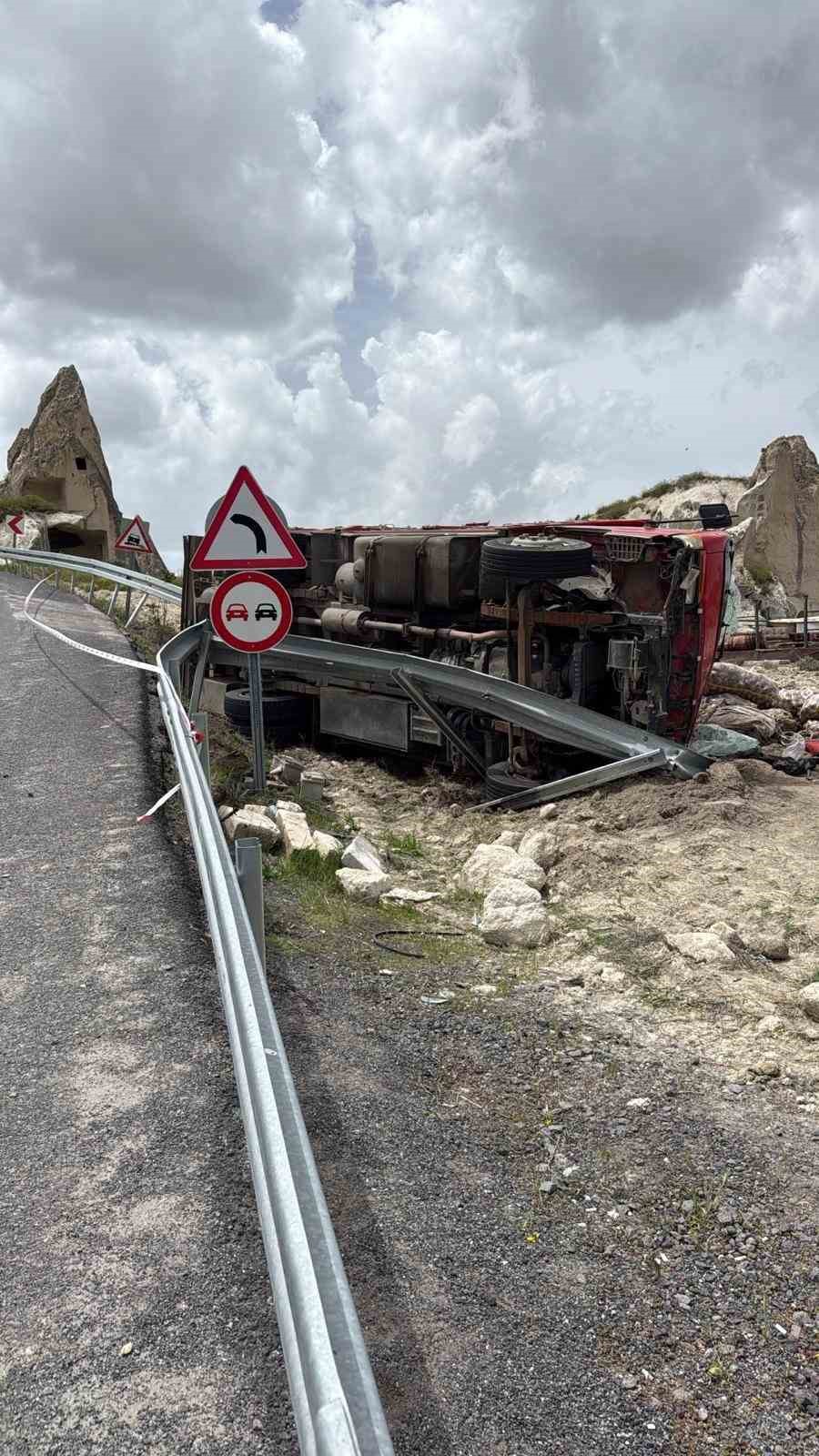 Kontrolden çıkan kamyon yol kenarına devrildi: 2 yaralı