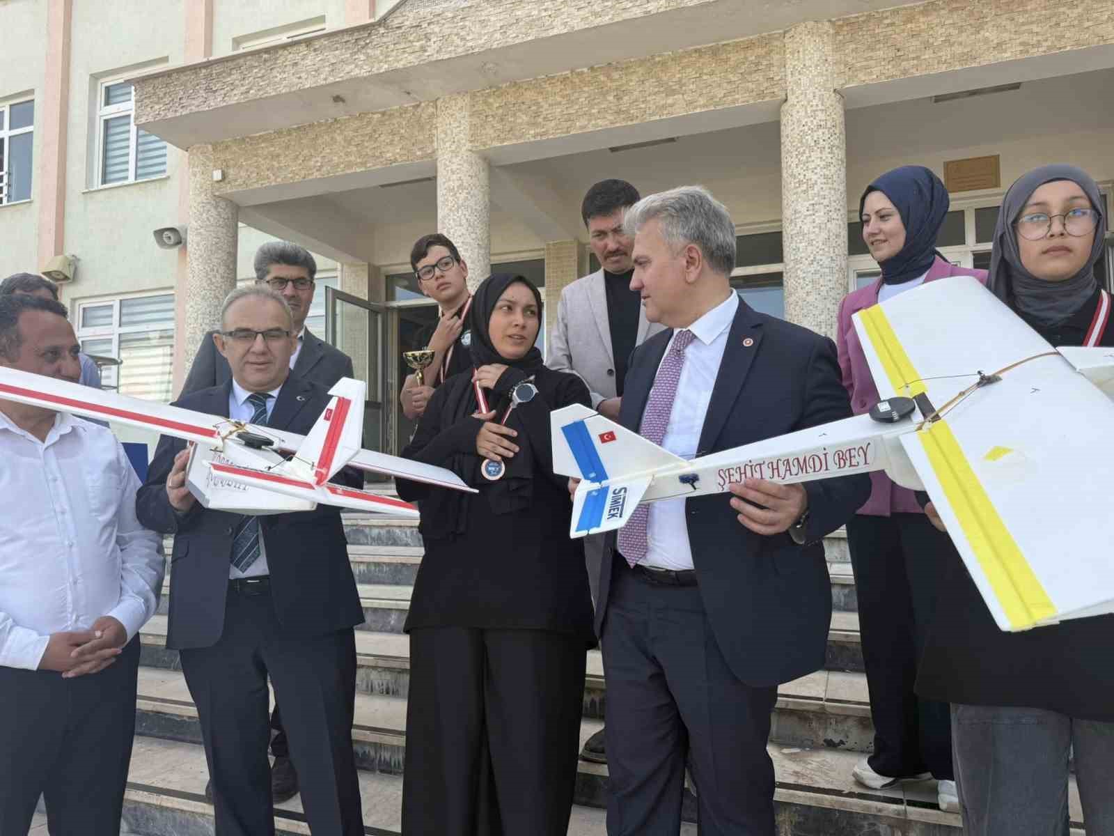 Milletvekili Canbey’den dünya şampiyonlarına tebrik: "Türkiye Yüzyılı’nı bu gençler inşa edecek"