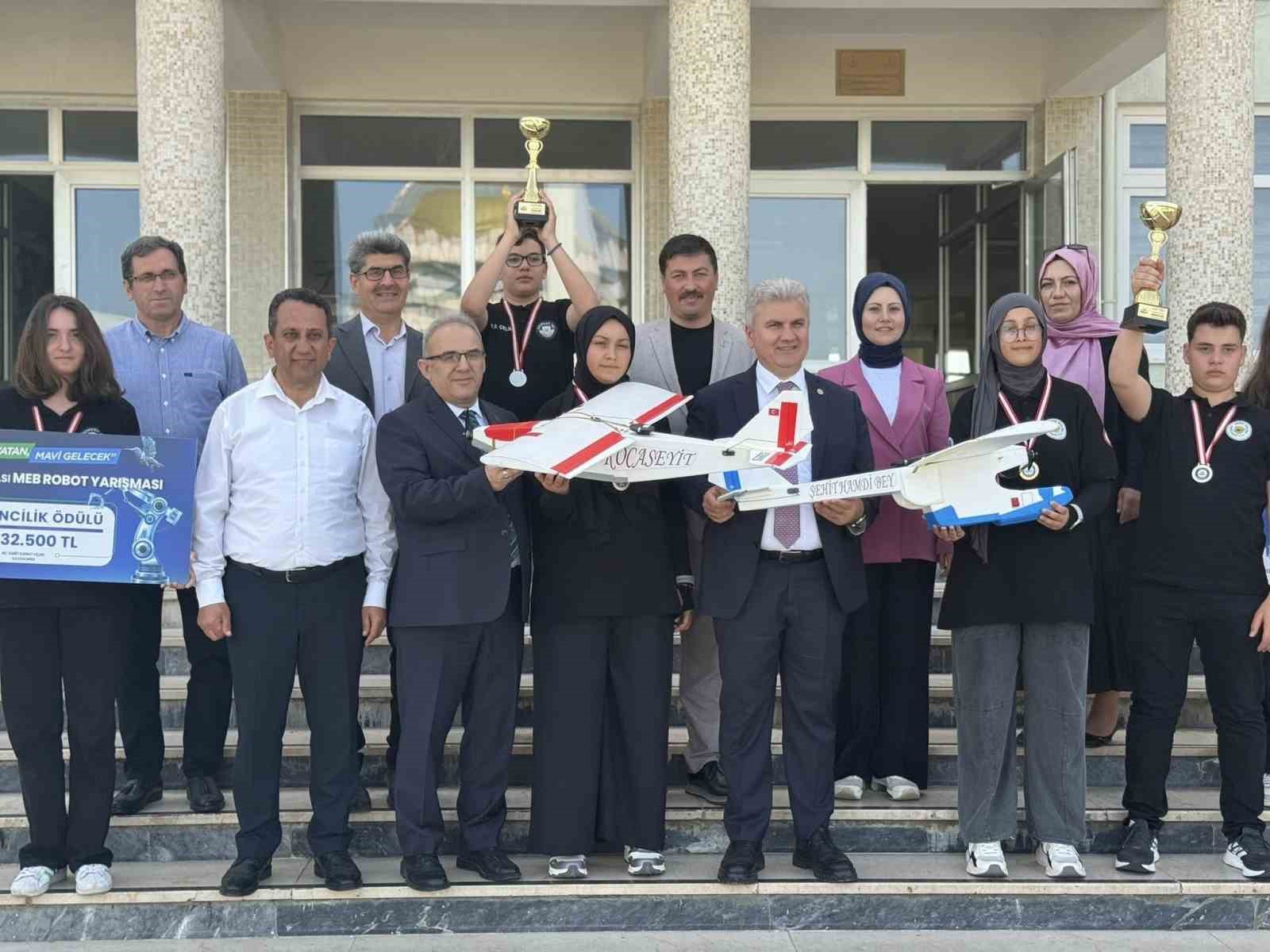 Milletvekili Canbey&rsquo;den d&uuml;nya şampiyonlarına tebrik: "T&uuml;rkiye Y&uuml;zyılı&rsquo;nı bu gen&ccedil;ler inşa edecek"
