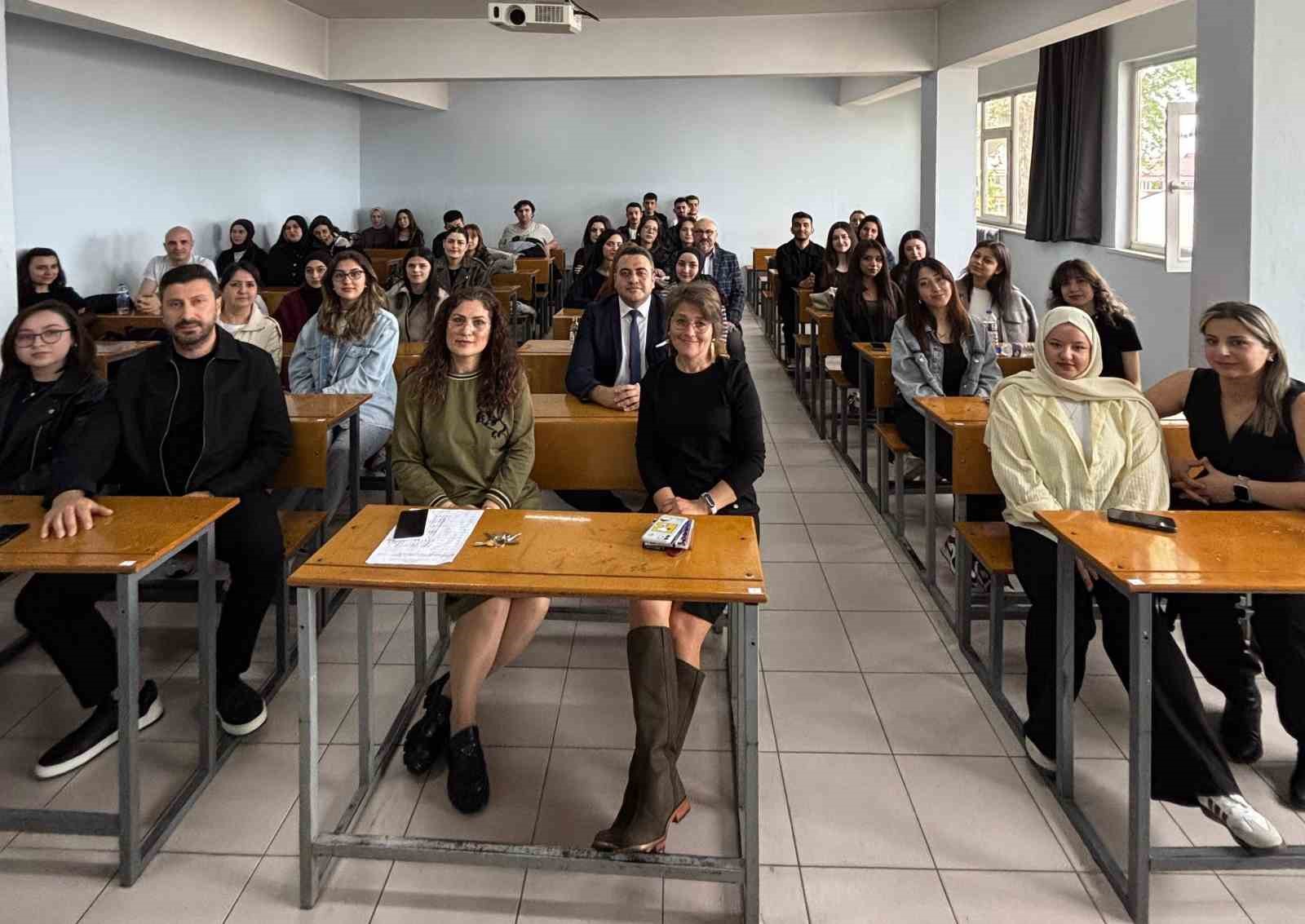Sekt&ouml;r&uuml;n uzman isimleri &ouml;ğrencilerle buluştu

