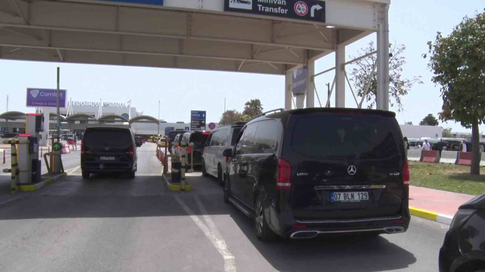 Antalya Havalimanında VIP taşımacıların eylemi

