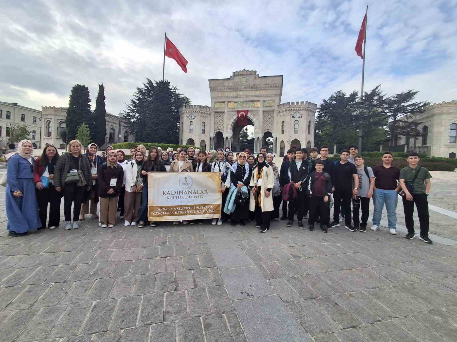 Afyonkarahisarlı gen&ccedil;ler, İstanbul&rsquo;un tarihi mekanlarını ziyaret etti
