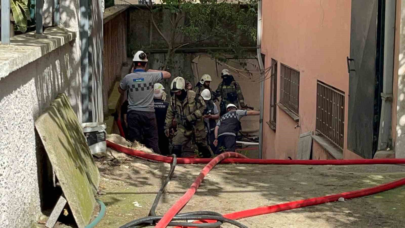 Hastane yakınında yangın paniği... Ekipler seferber oldu

