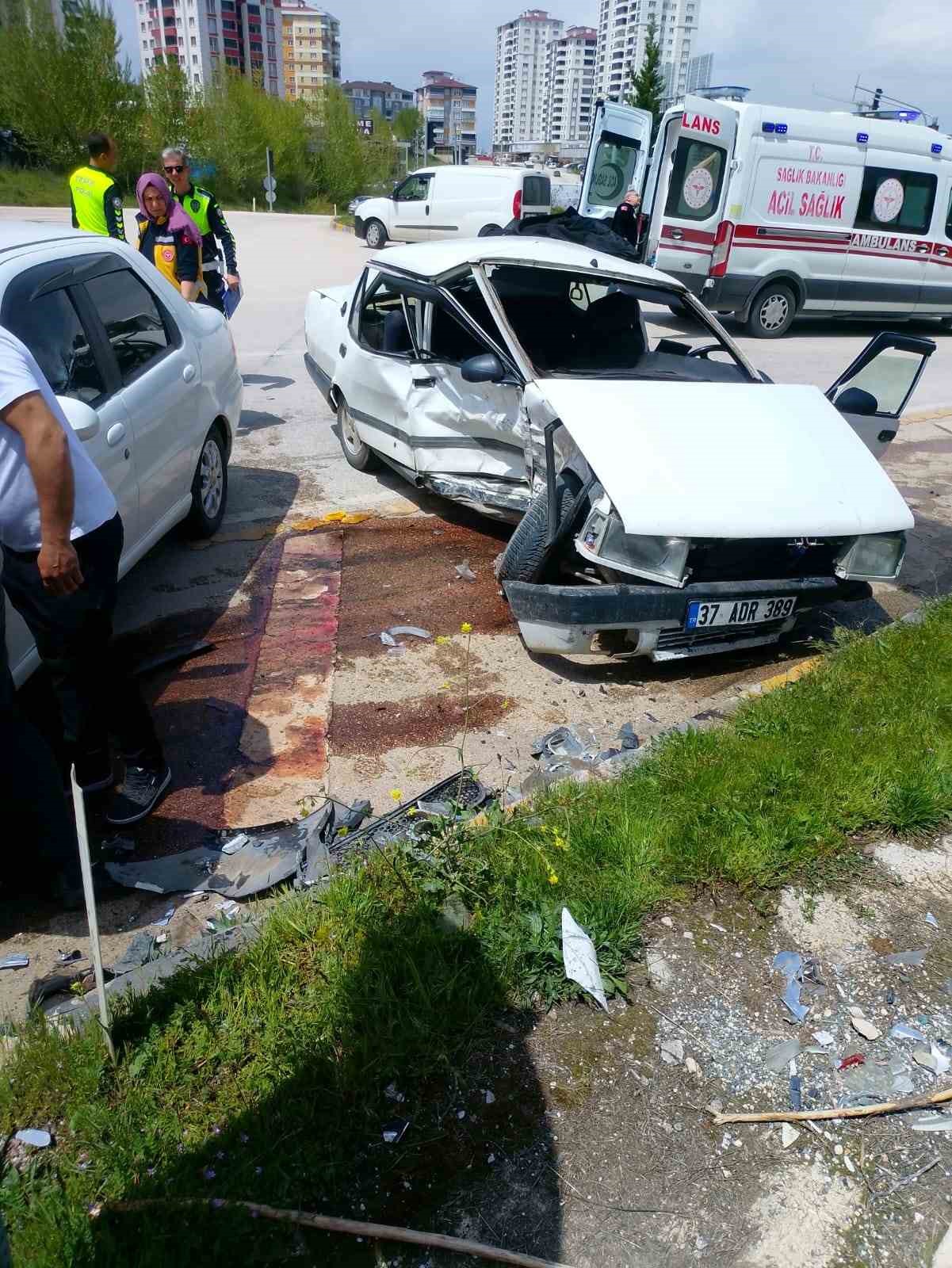 Kastamonu&rsquo;da iki otomobil kavşak i&ccedil;erisinde &ccedil;arpıştı: 8 yaralı
