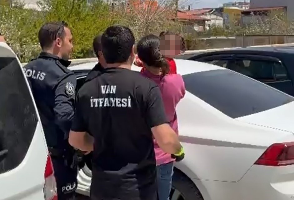 Otomobilde mahsur kalan çocuk aracın camı kırılarak kurtarıldı